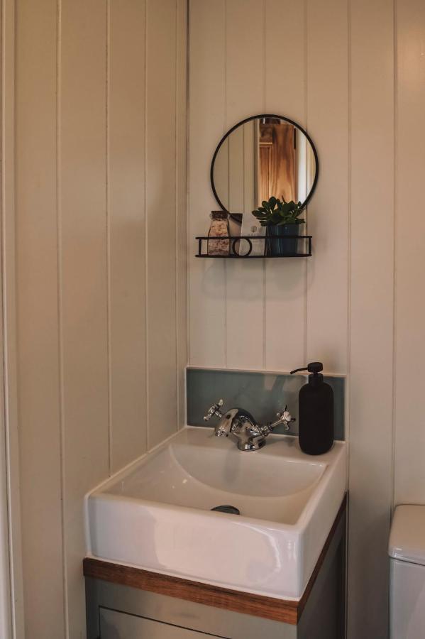 Luxury Shepherd'S Hut On Flower Farm With Outdoor Bath In Mid Cornwall Труро Екстериор снимка